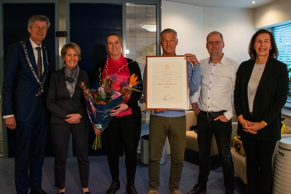 De uitreiking met links burgemeester Toon Mans. Foto: Cees Dekker / Omroep Castricum