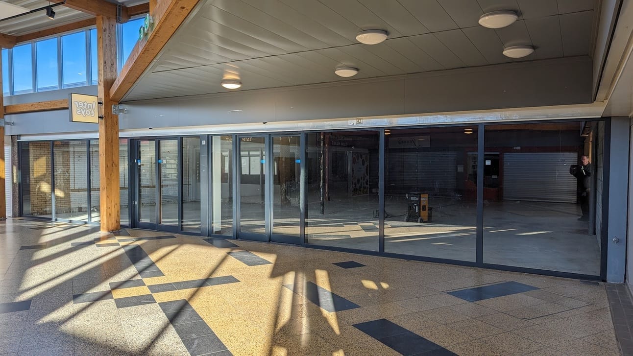 Het lege Intertoys-pand. Foto: Henk Hommes voor nieuwsuitcastricum.nl