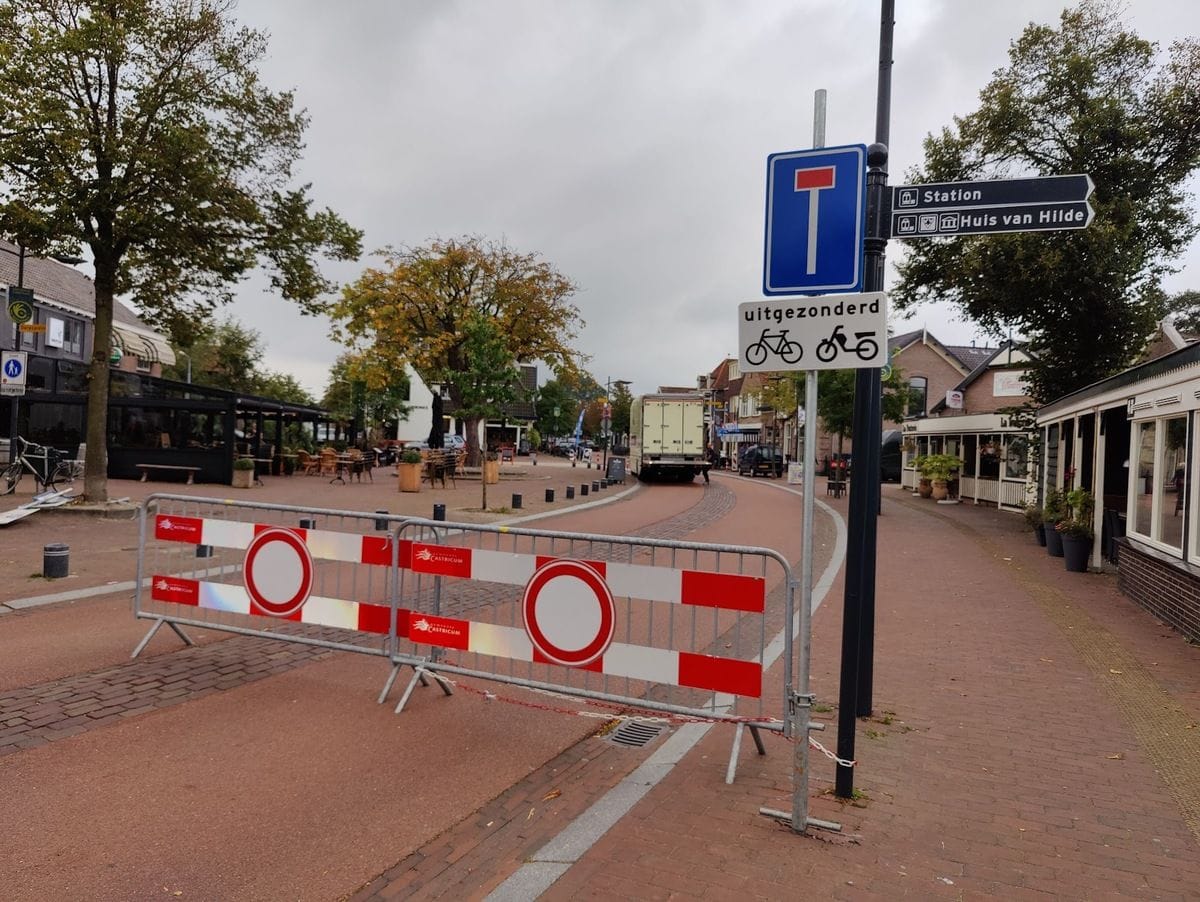 Archieffoto van een autoluwe Dorpsstraat. Foto: Rens Blom / nieuwsuitcastricum.nl