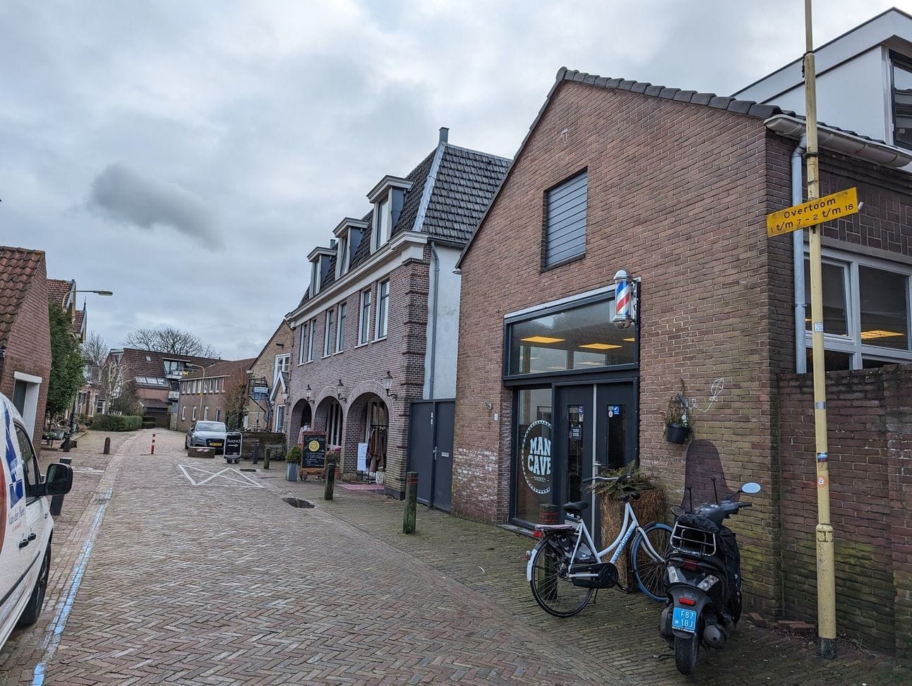 Het tweede pand rechts biedt ruimte aan Echt Eigen en straks aan soBAD. Foto: Rens Blom / nieuwsuitcastricum.nl