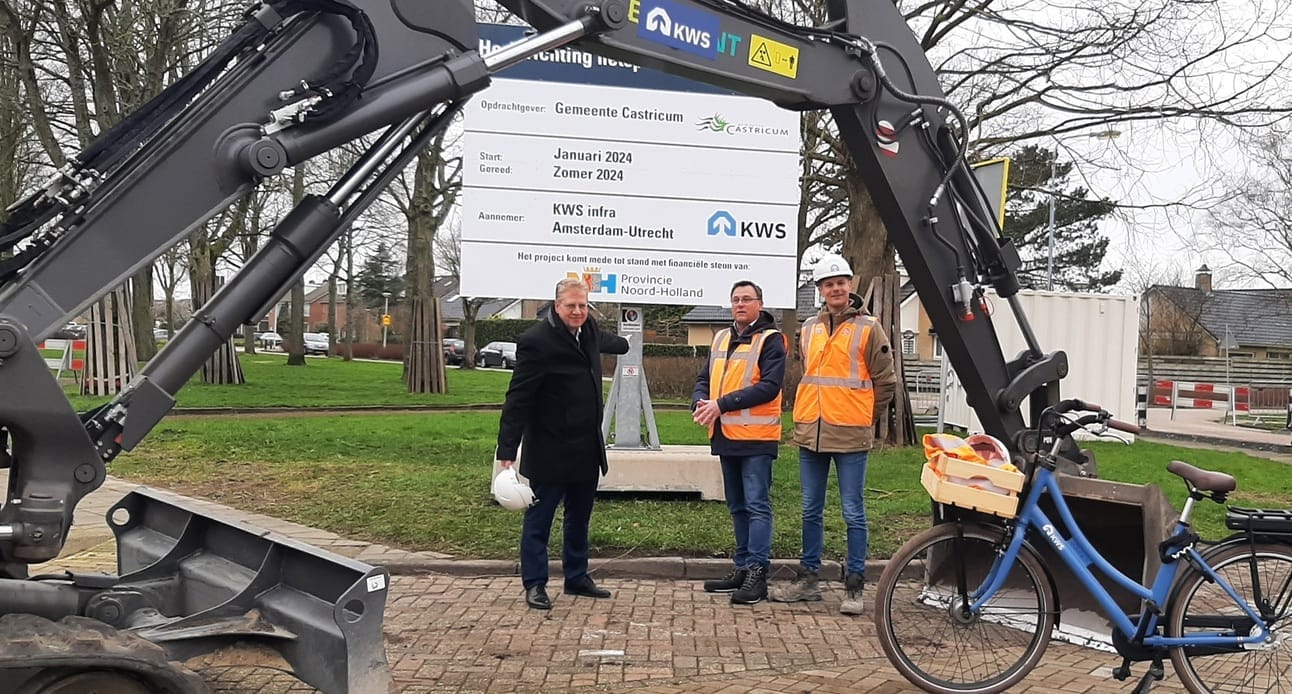 Wethouder Paul Slettenhaar (links) geeft het startschot voor de werkzaamheden. Foto: aangeleverd
