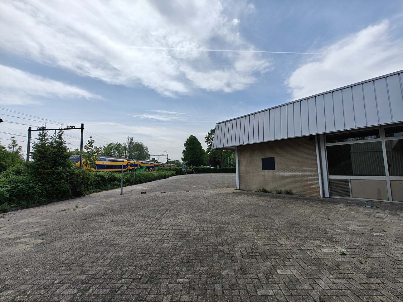 Het pand grenst aan het spoor. Foto: Rens Blom