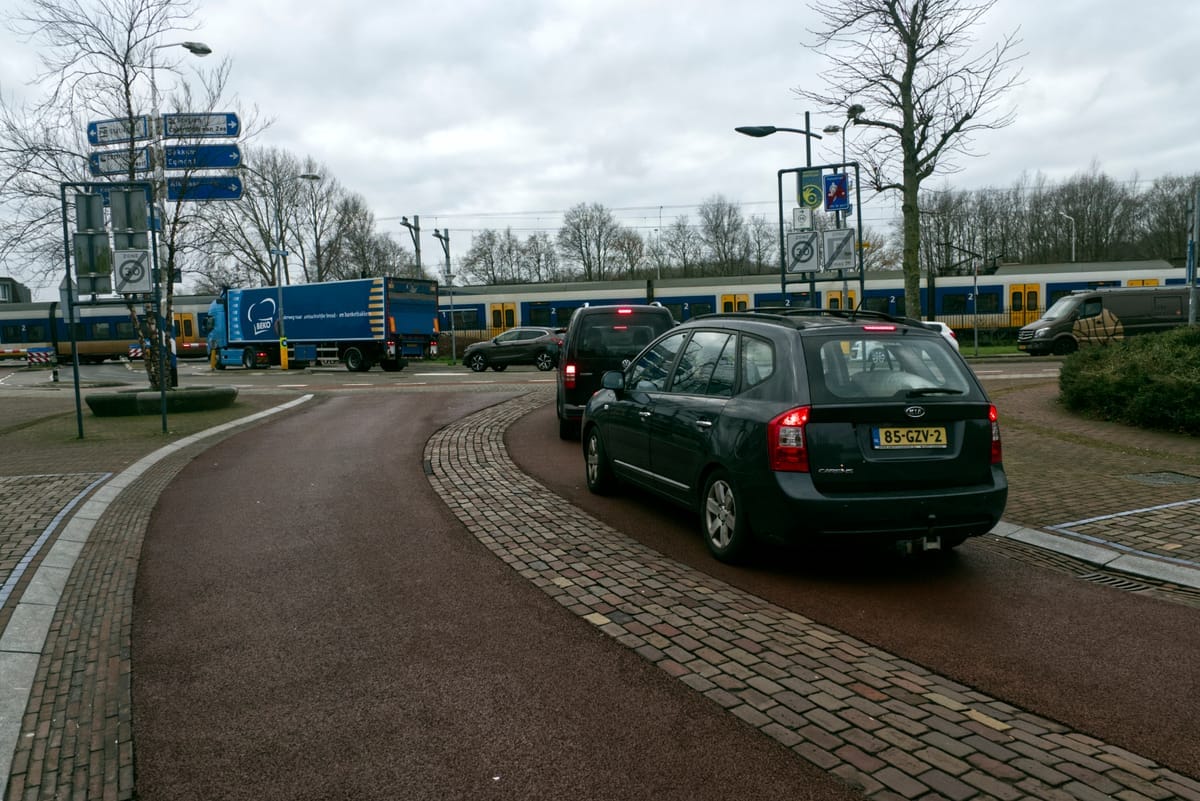 De drukke spoorwegovergang aan de Beverwijkerstraatweg. Foto: Henk Hommes voor nieuwsuitcastricum.nl
