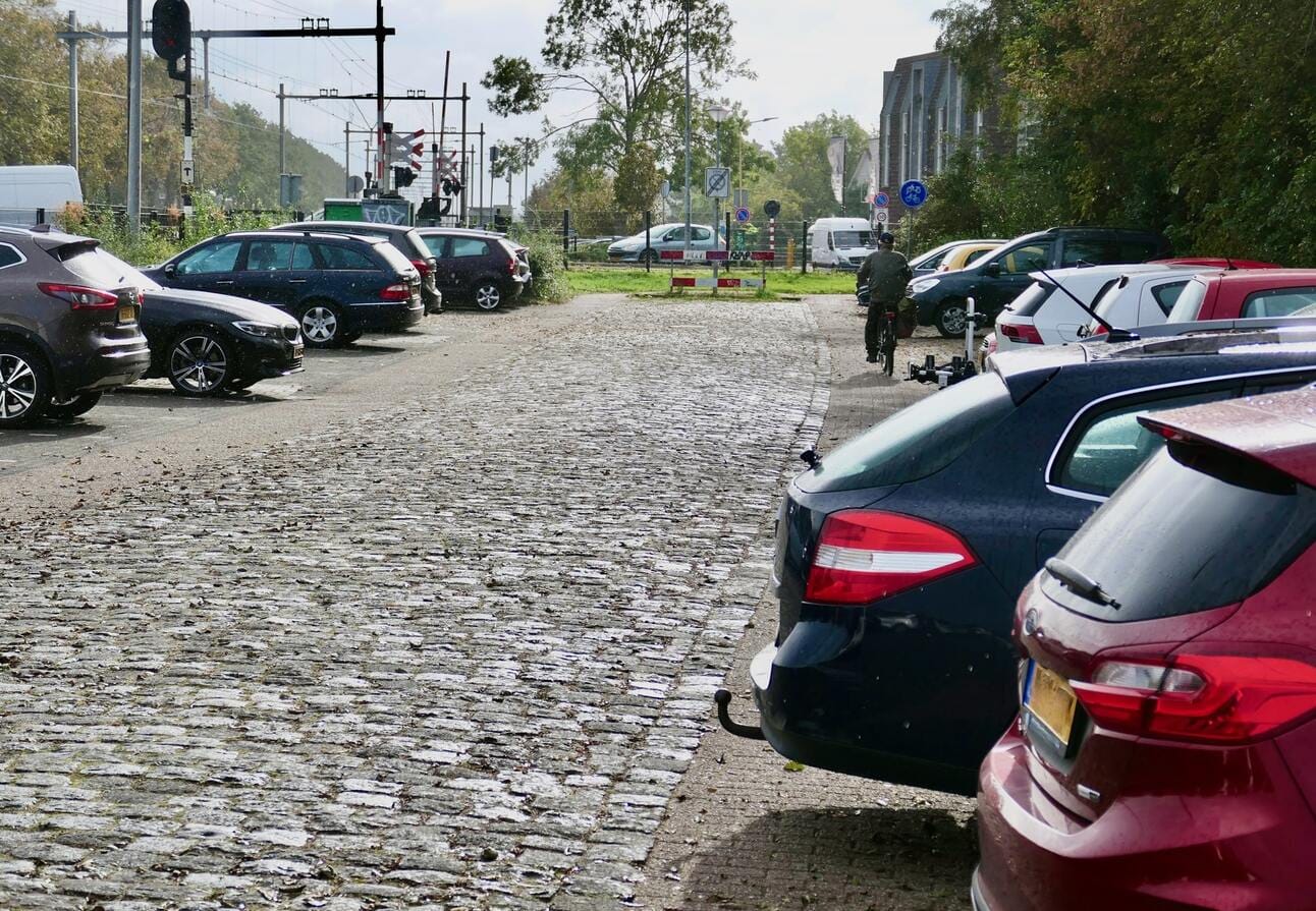 Zo fiets je nu achter het station. Foto aangeleverd door fietsersbond Castricum