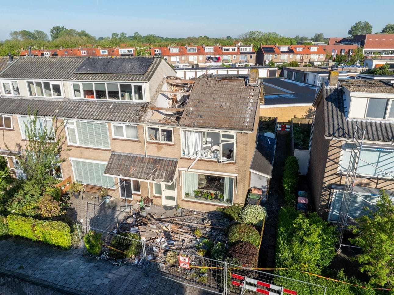 De schade aan het huis na afronding van de brandweer. Foto: Sam de Joode voor nieuwsuitcastricum.nl