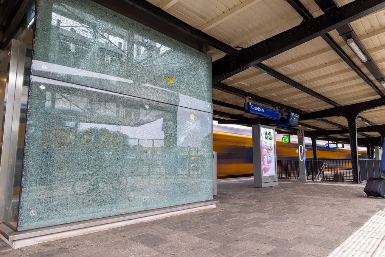 De gesloopte ruit van de lift. Foto: Sam de Joode voor nieuwsuitcastricum.nl