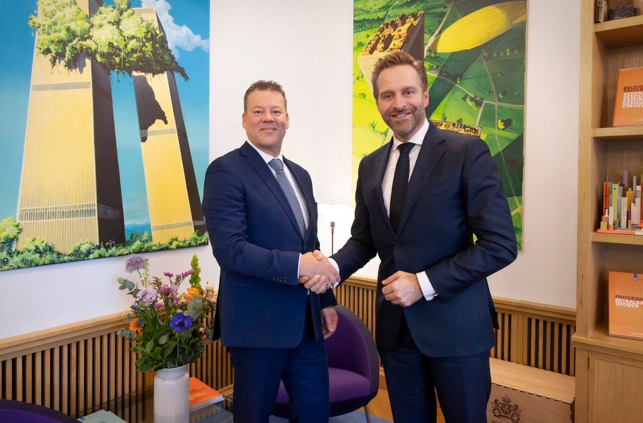 Ben Tap (l) heeft de goedkeuring van minister Hugo de Jonge binnen. Foto: Rijksoverheid