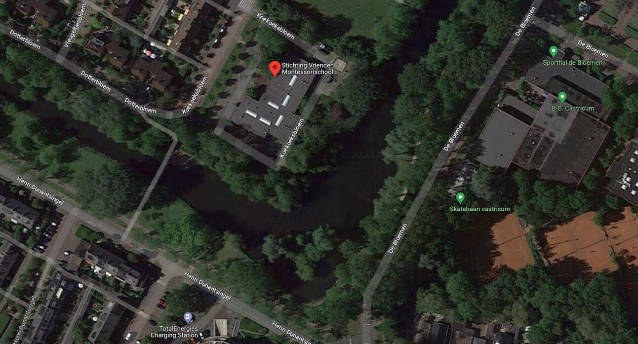 Het rode pijltje toont de locatie van het schoolgebouw. Afbeelding: Google Maps