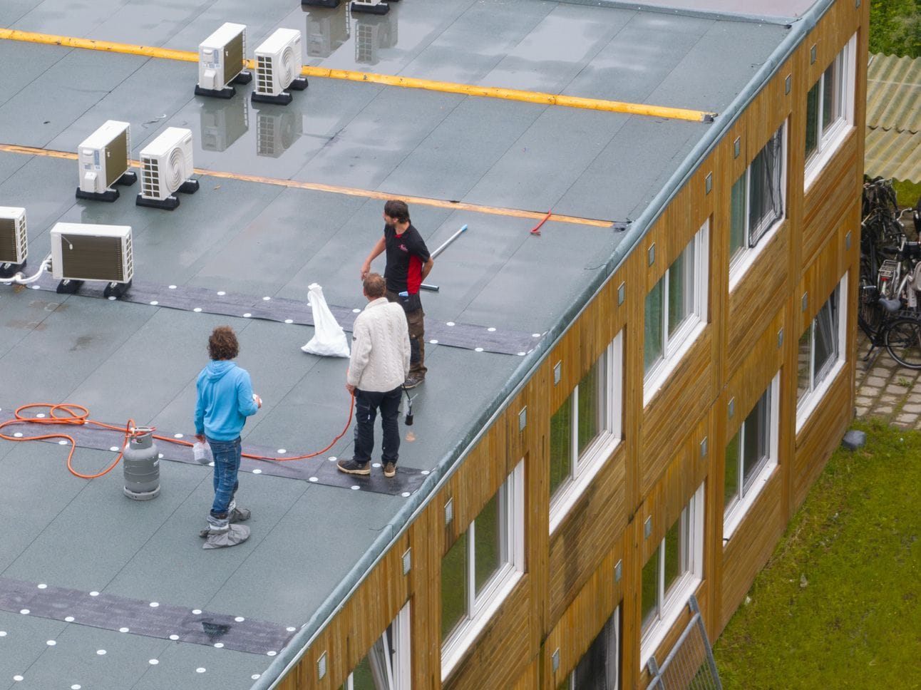 Schadeafhandeling na de lekkage. Foto: VLN Nieuws