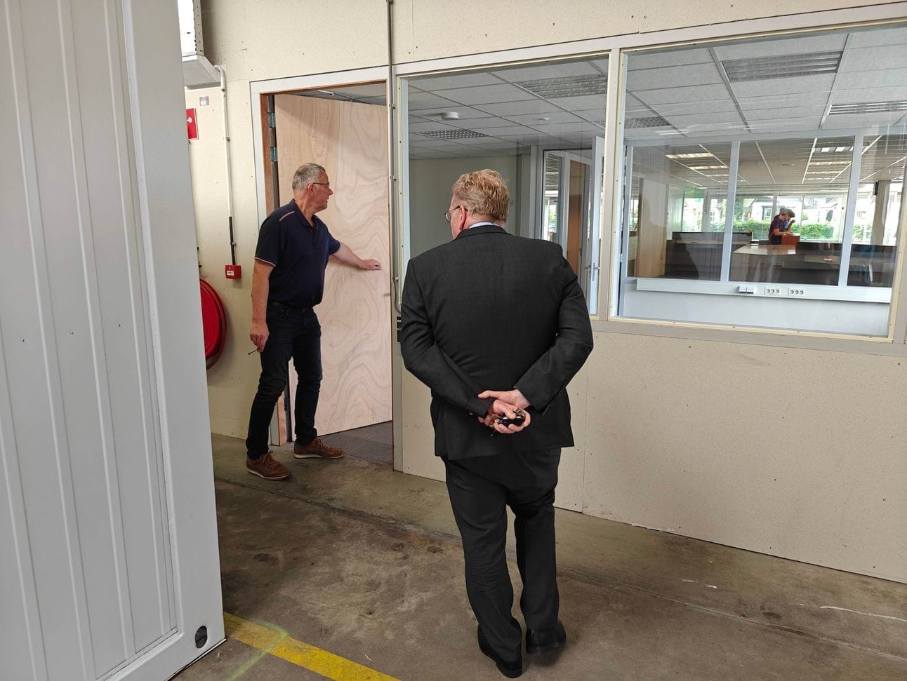 De Jager (L) en Slettenhaar bij een brandvertragende deur. Foto: Rens Blom