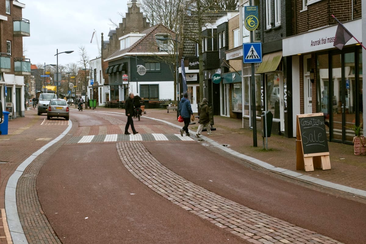 Dorpsstraat krijgt in mei meerdere drempels en plateaus